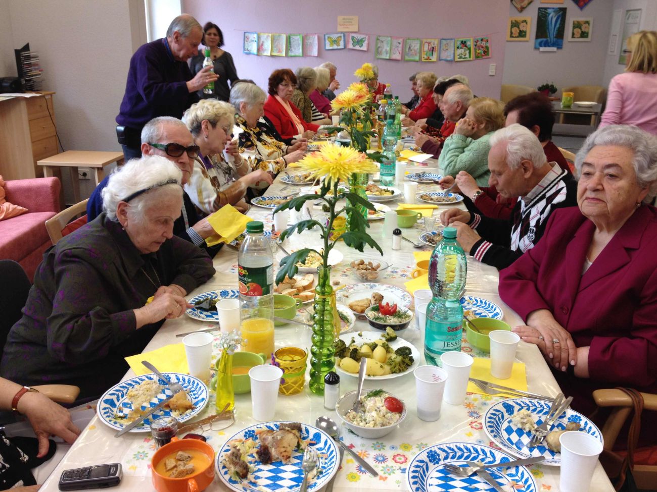 Lange Tafel mit Mittagessen