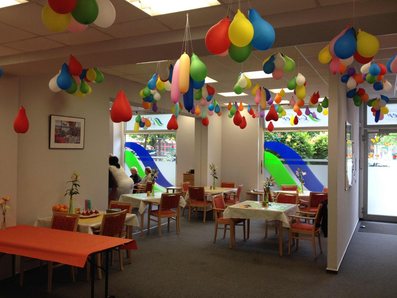 Geschmückter Aufenthaltsbereich mit Luftballons